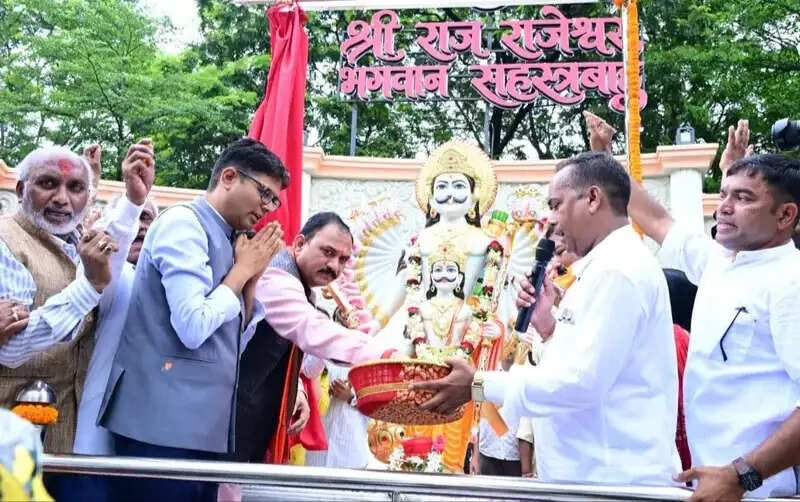 रायगढ़ के सहस्रबाहु चौक में स्थापित हुई राज राजेश्वर भगवान सहस्रबाहु की भव्य प्रतिमा