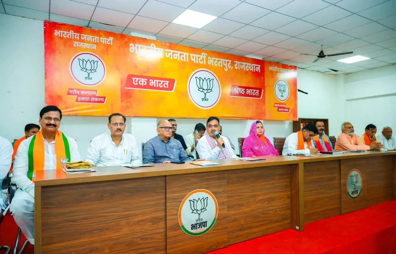 भरतपुर में सीएम का रोड शो, बोले- विकास के लिए निकायों में भी बने भाजपा की सरकार