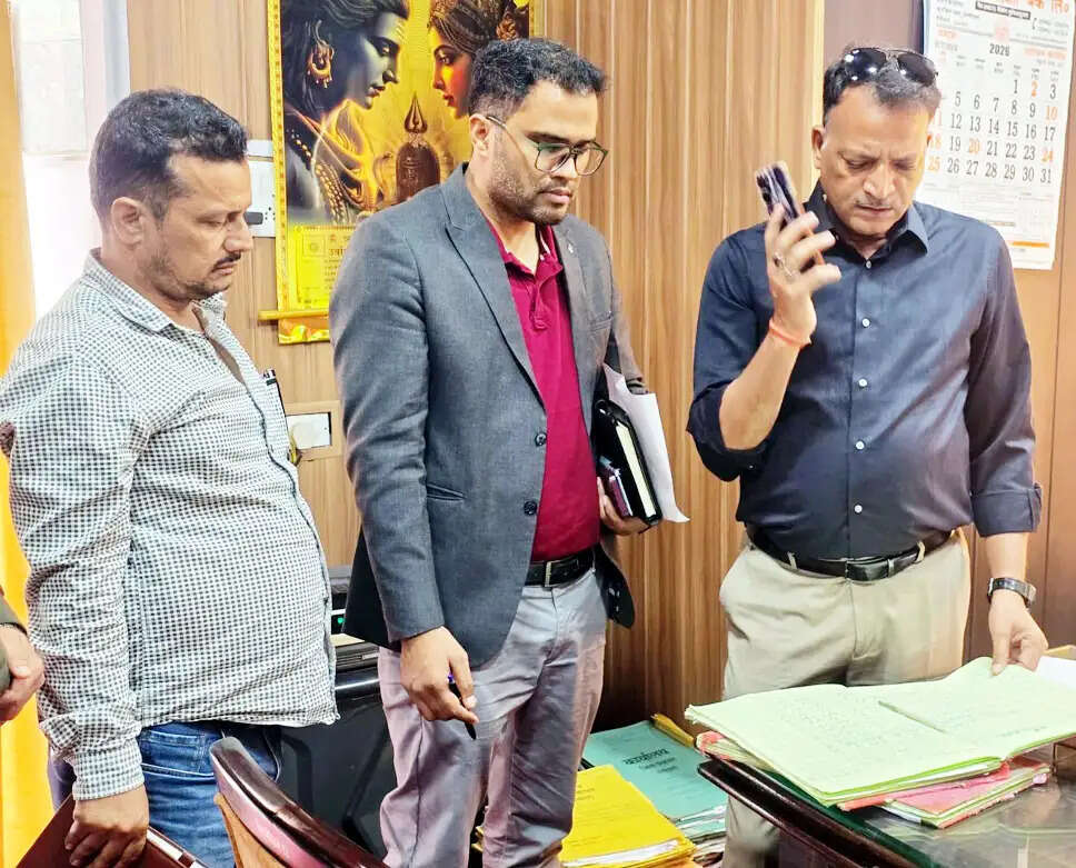 जिला पंचायत कार्यालय के औचक निरीक्षण में कई कमियां सामने आईं,जांच के निर्देश