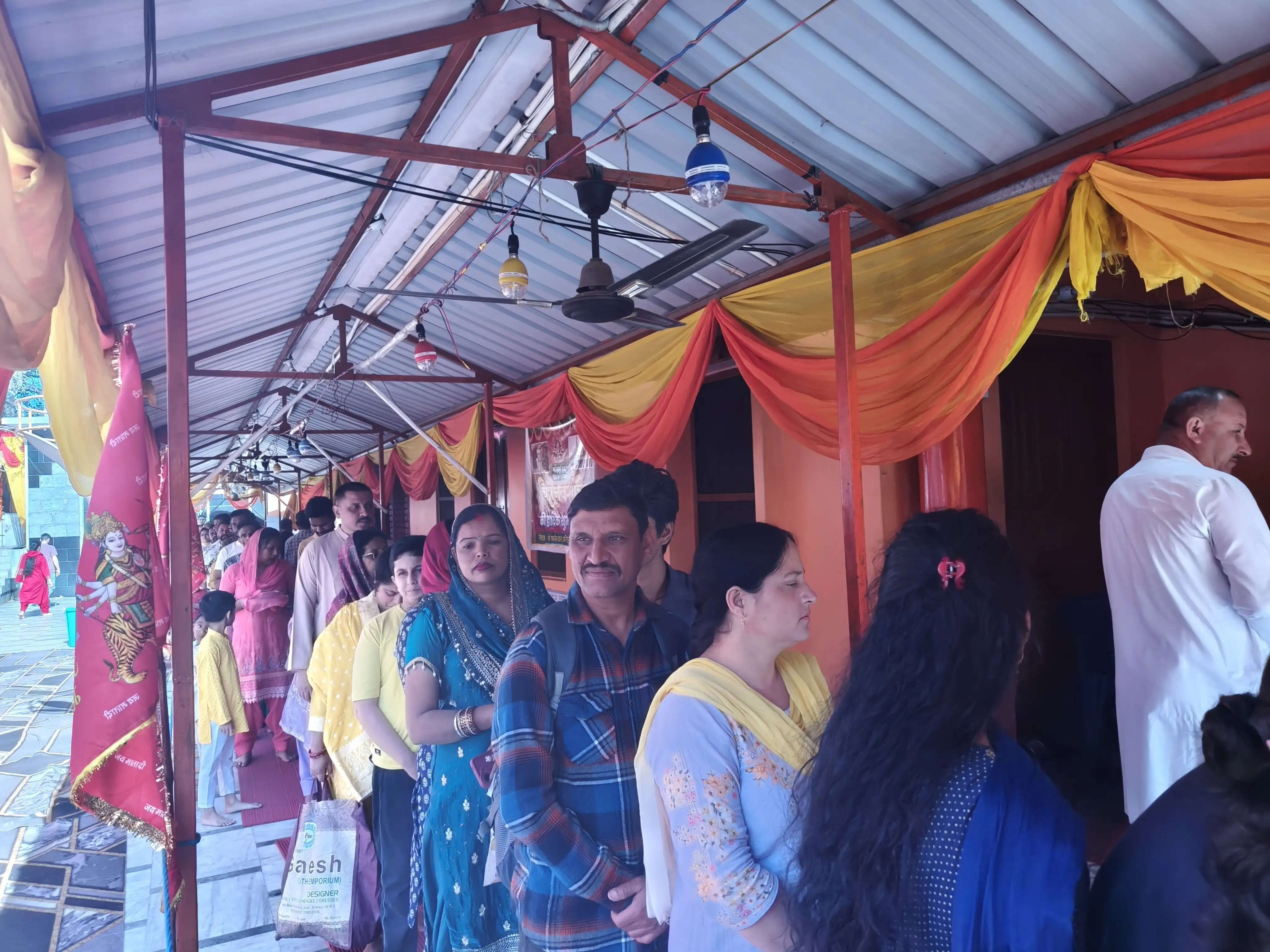 अष्टमी पर नाहन के ऐतिहासिक काली स्थान में उमड़ी श्रद्धालुओं की भीड़