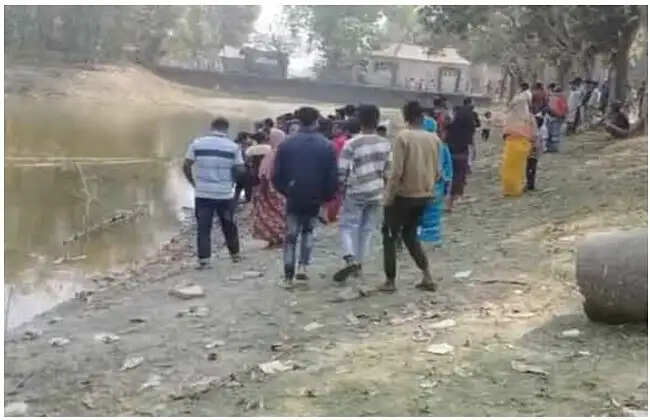 पूर्व पंचायत प्रधान के तालाब से दो टोटो बरामद