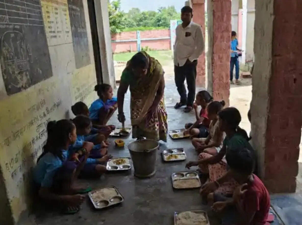 उत्क्रमित मध्य विद्यालय में भारी गड़बड़ी, 59 में से सिर्फ 18 बच्चों ने खाया मध्याह्न भोजन; ग्रामीणों ने निष्पक्ष जांच की मांग की