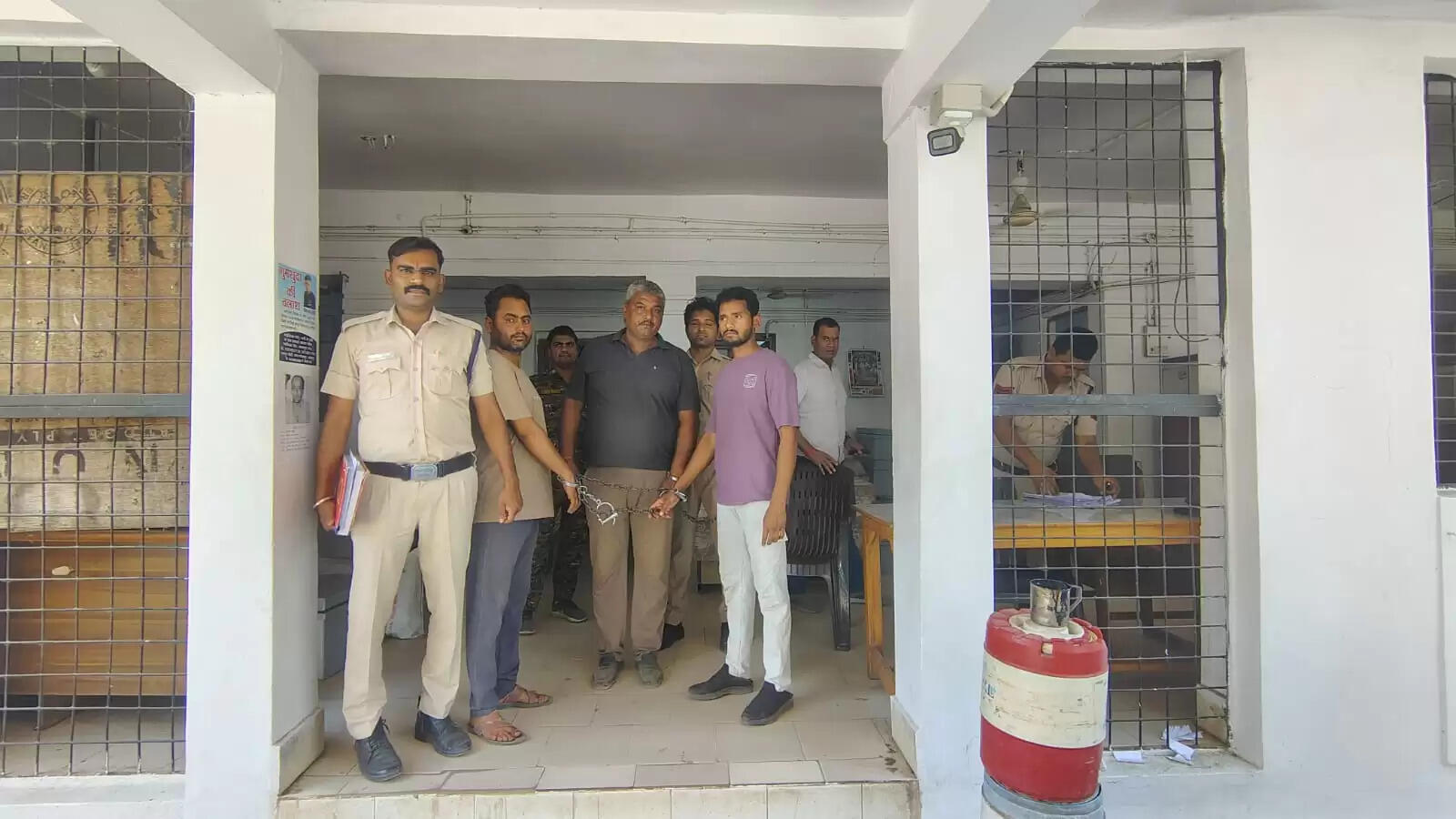 मैहर : अवैध शराब तस्करों पर पुलिस का बड़ा शिकंजा, तीन आरोपी गिरफ्तार