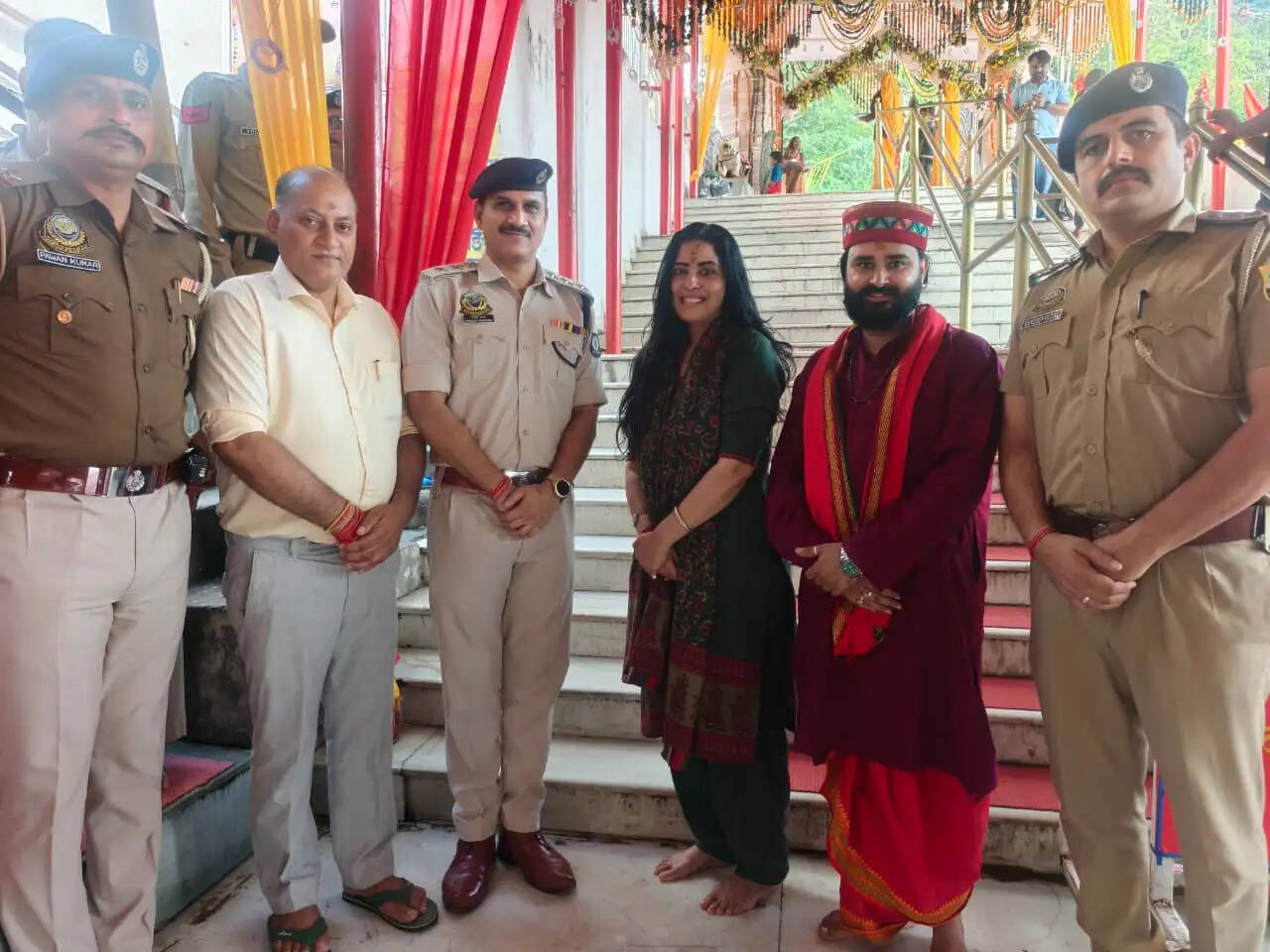 कांगड़ा-ऊना के शक्तिपीठों में डीआईजी सौम्या ने जांची सुरक्षा व्यवस्था, की पूजा अर्चना