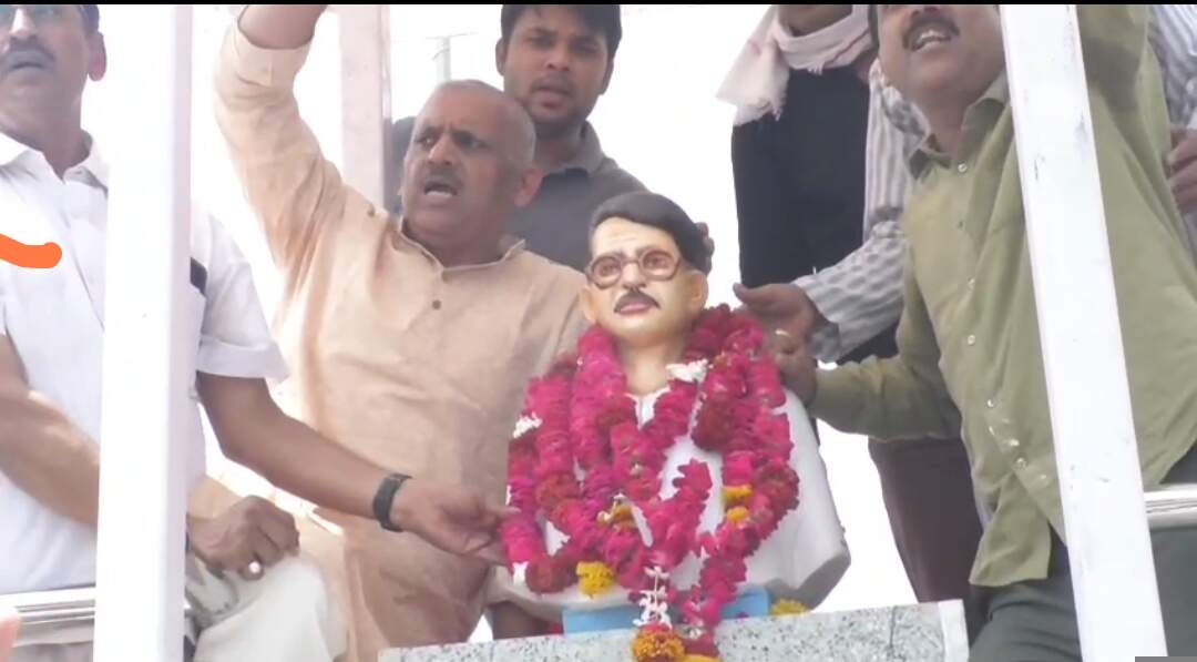 कानपुर में गणेश शंकर विद्यार्थी की प्रतिमा स्थापित, विधायक अमिताभ बाजपेई ने की पहल