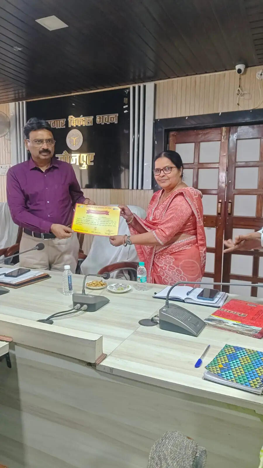 रॉकेट लर्निंग की समीक्षा बैठक, आंगनवाड़ी कार्यकर्ताओं को किया गया सम्मानित