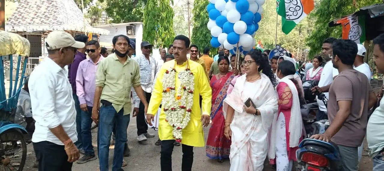 चुनाव 26 : चुनावी प्रचार में मछली बाजार पहुंचे दिलीप घोष, तृणमूल प्रत्याशी प्रदीप सरकार भी सक्रिय