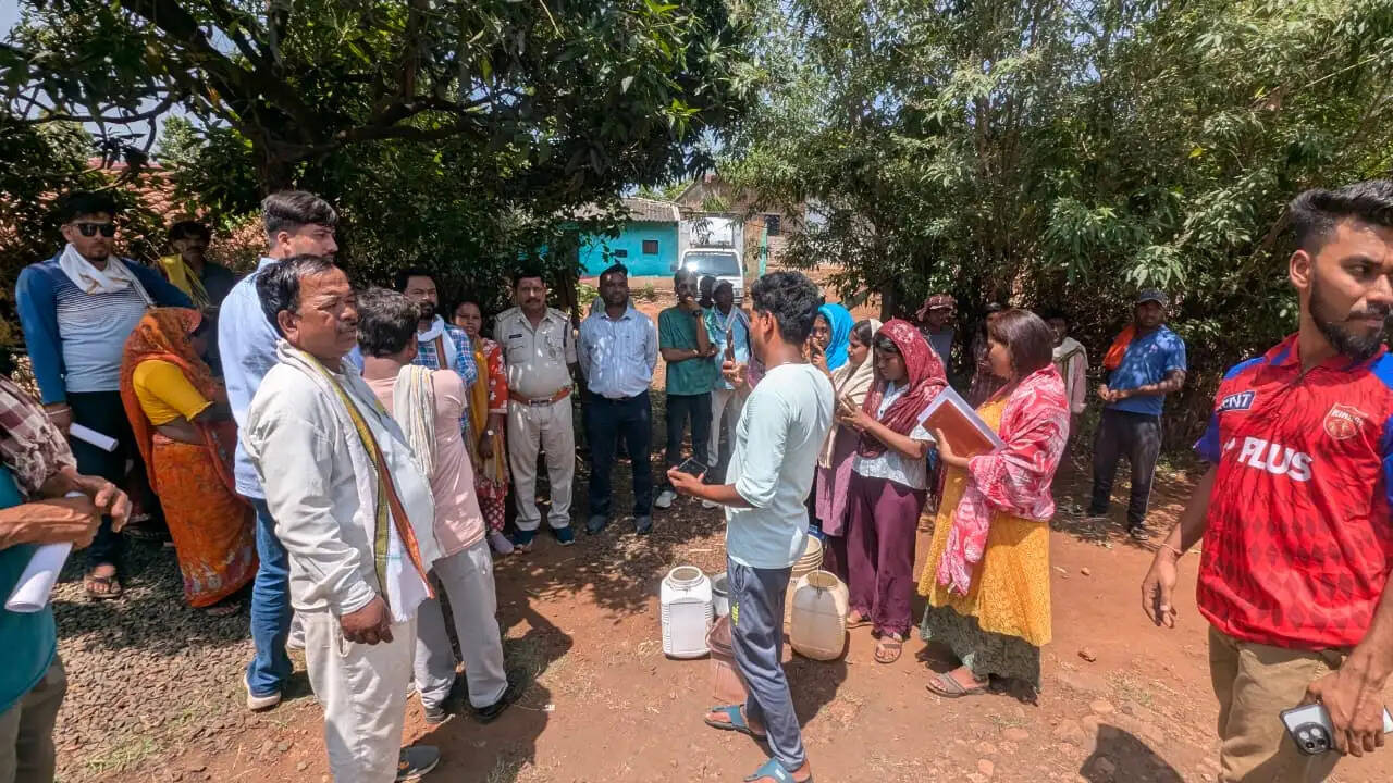 अनूपपुर: पानी की समस्या हैंडपंप सुधरने के लिए से ग्रामीणों ने सड़क जाम कर किया प्रदर्शन