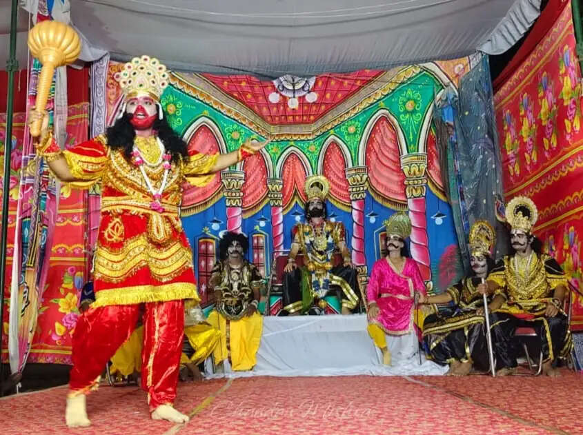मीरजापुर की रामलीला में लक्ष्मण शक्ति से दर्शक भावुक, कुंभकर्ण वध पर गूंजे जयकारे