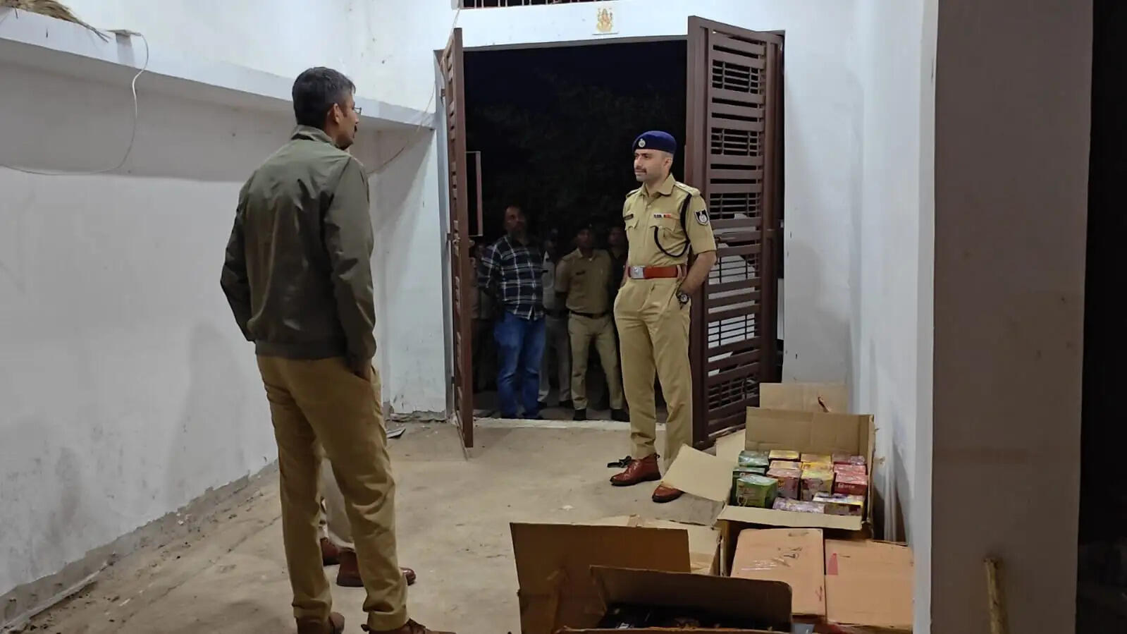 सागर में अवैध पटाखों पर पुलिस का छापा, 10.50 लाख रुपये की आतिशबाजी जब्त
