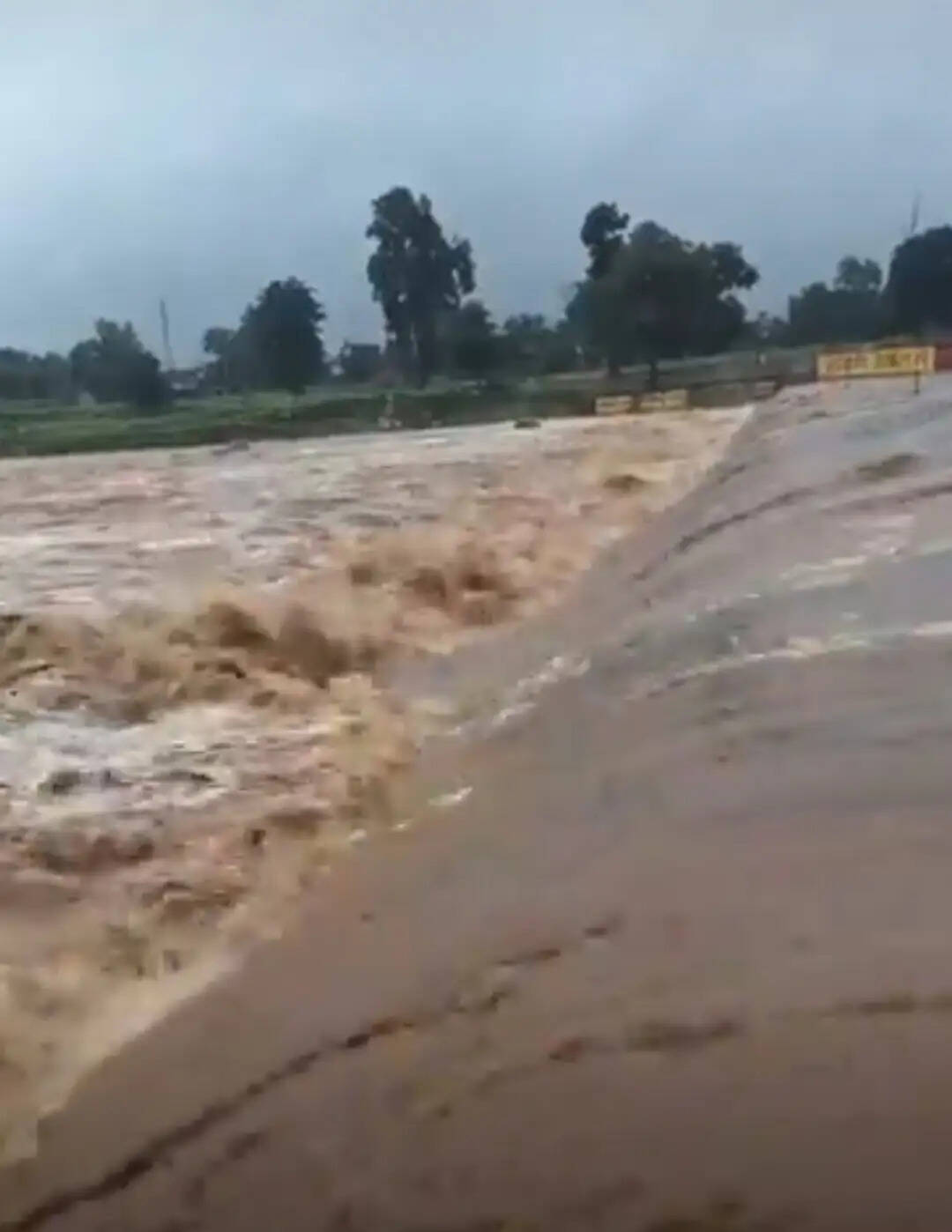 बारिश से उफान पर कन्हर नदी, एनीकट के ऊपर से बह रहा पानी