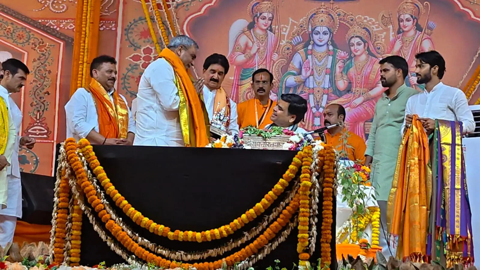 पति को पतन से बचाकर सही राह दिखाए, वही धर्मपत्नी : आचार्य शांतनु महाराज