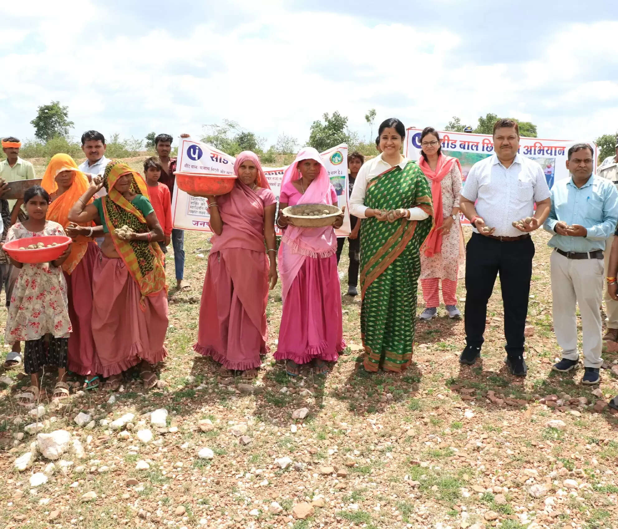 झाबुआ: जल गंगा संवर्धन अभियान में दीदियों द्वारा बनाए गए 25 लाख सीडबॉल ड्रोन ने बिखेरे