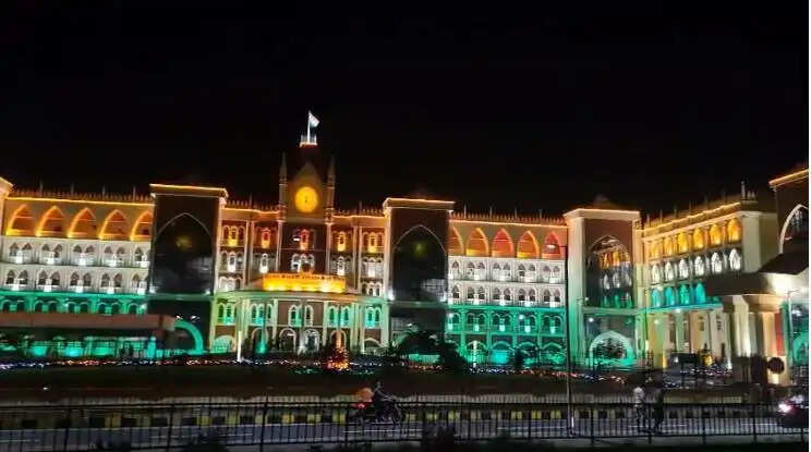 स्वतंत्रता दिवस से पहले जलपाईगुड़ी सर्किट बेंच तिरंगे की रोशनी में सजा