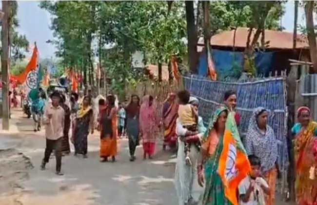 तृणमूल की रैली में भाजपा का झंडा, बच्चों की मौजूदगी पर विवाद तेज