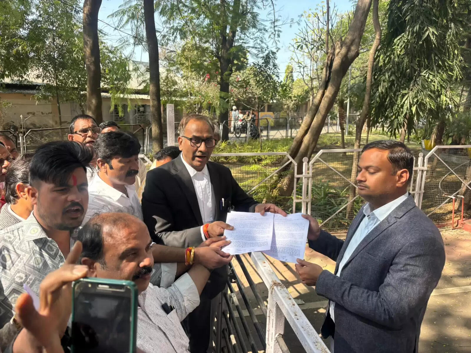 धारः बसंत पंचमी पर अखंड पूजन के लिए राजपूत व रैदास समाज ने कलेक्टर को सौंपा ज्ञापन