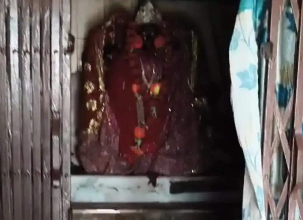 एक महीने में दूसरी वारदात: कुलदेवी मंदिर से 22 किलो चांदी चोरी, ग्रामीणों में आक्रोश