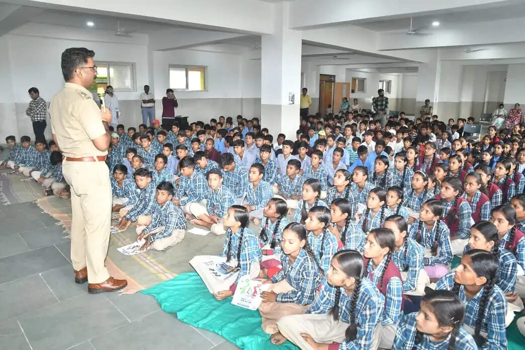 उज्जैन: एक क्लिक की गलती पड़ सकती है भारी, एसपी ने 300 छात्रों को सिखाए साइबर सुरक्षा के गुर