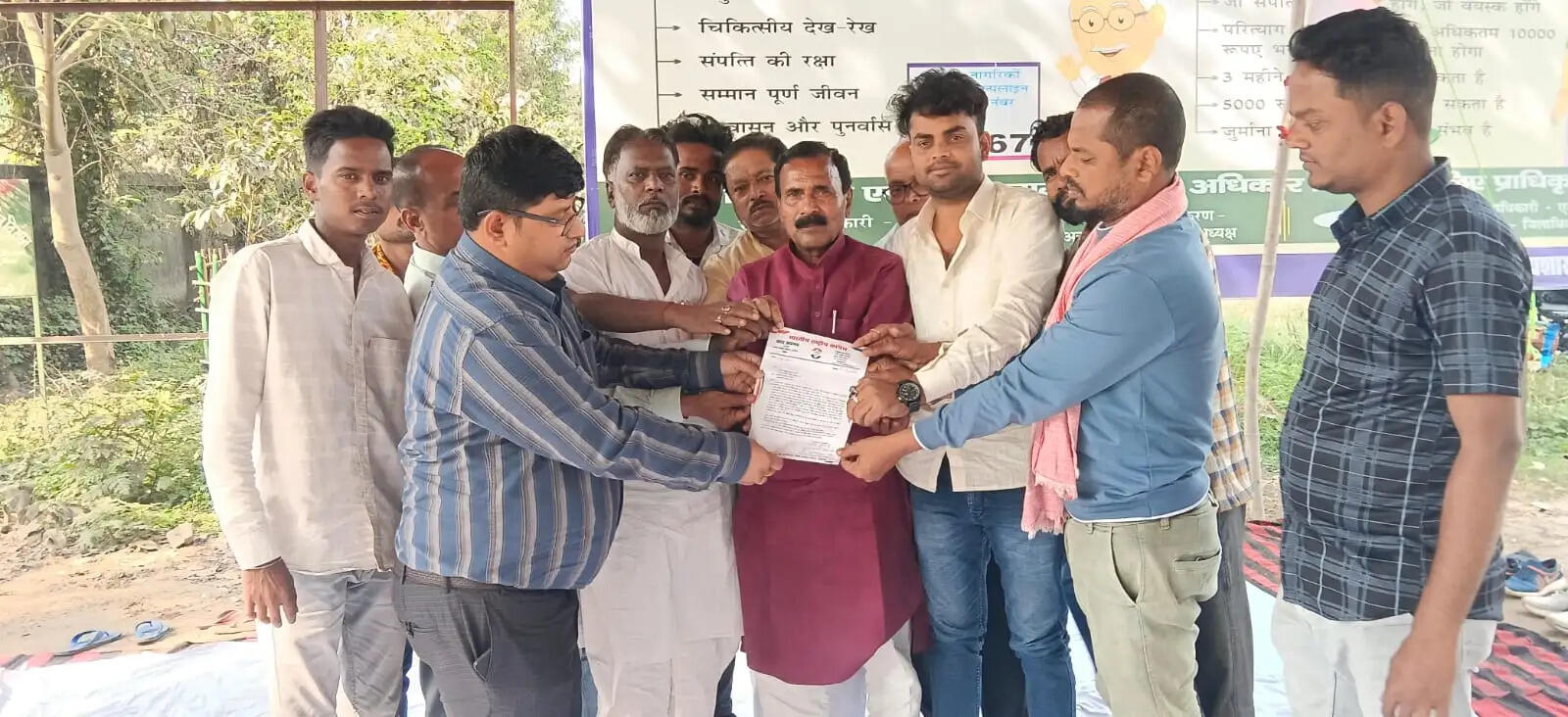 प्रपत्र जमा करने के बावजूद प्रकाशित अंतिम मतदाता सूची में नाम नहीं आने के खिलाफ कांग्रेस का धरना