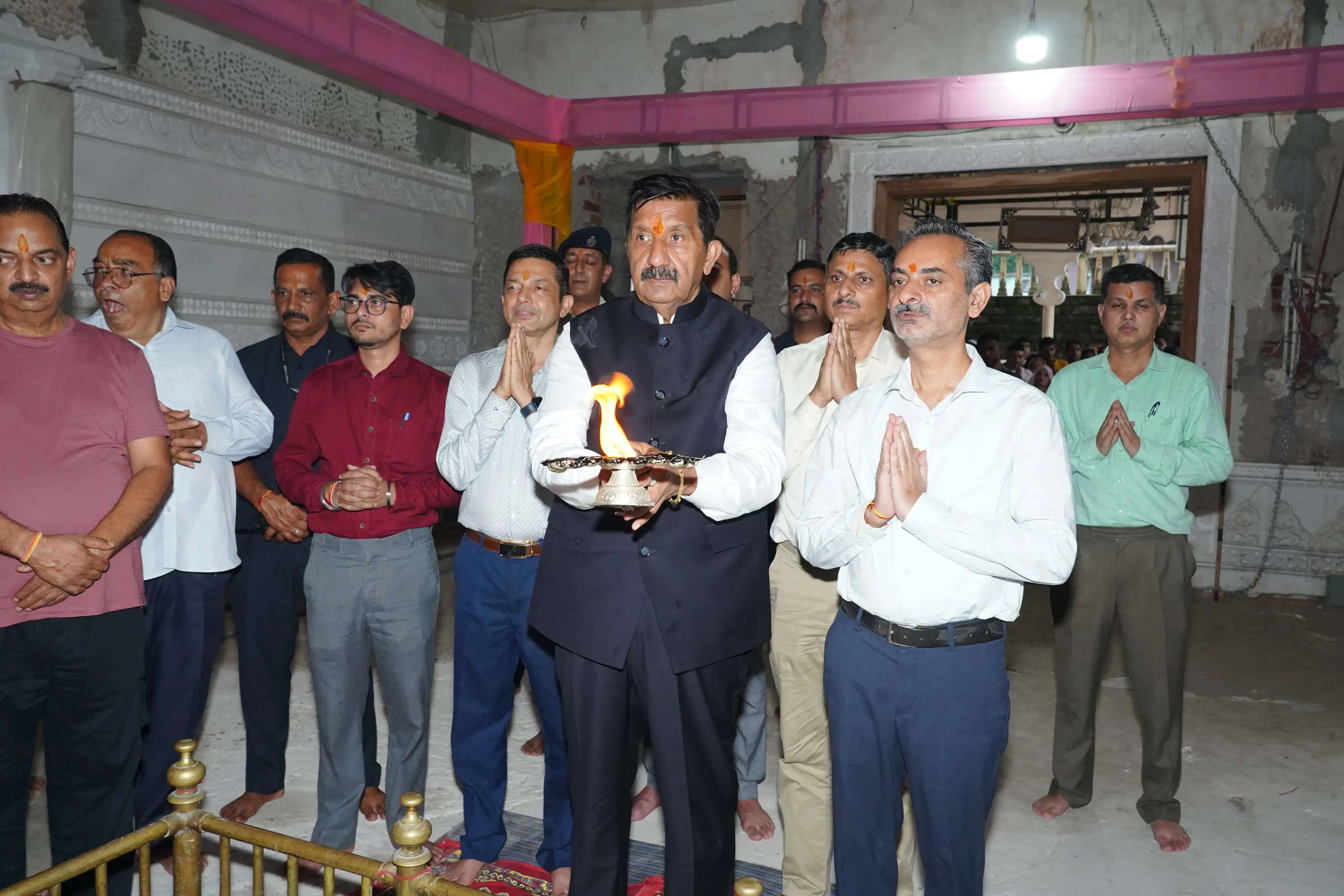 उपमुख्यमंत्री मुकेश अग्निहोत्री ने चामुंडा मंदिर में नवाया शीश, की पूजा-अर्चना