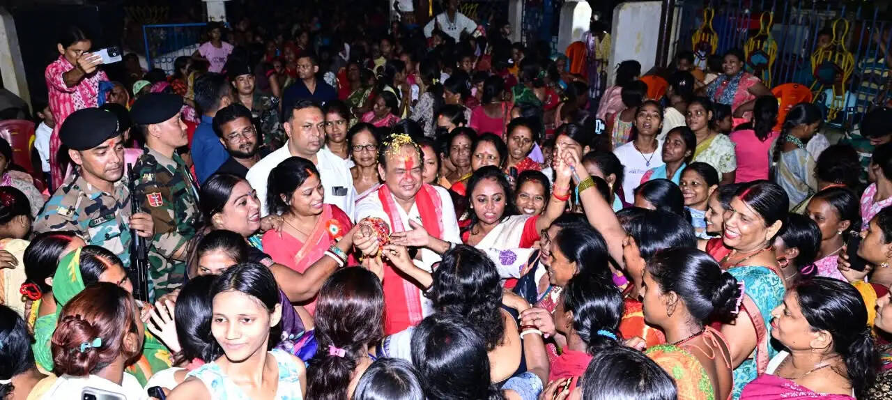रक्षाबंधन पर स्वास्थ्य मंत्री इरफान अंसारी ने बहनों से बंधवाई राखी