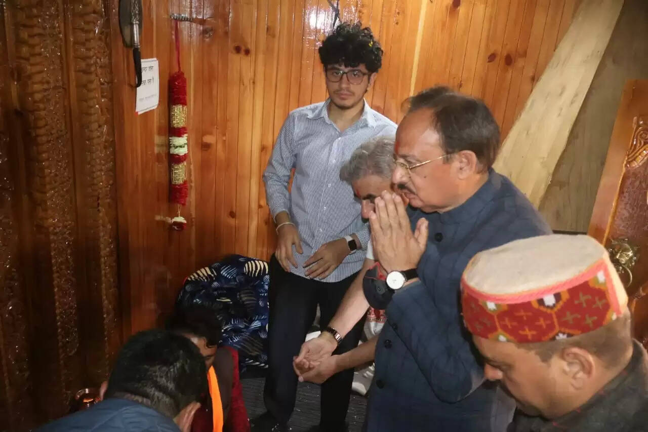 उद्योग मंत्री हर्षवर्धन चौहान ने सपरिवार चालदा महासु महाराज के पशमी मंदिर में विराजमान होने पर शीश नवाया