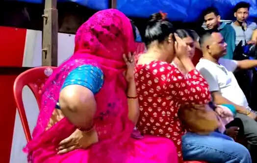 केशियाड़ी के ‘वेलकम लॉज’ में देह धंधे का आरोप, ग्रामीणों ने किया प्रदर्शन