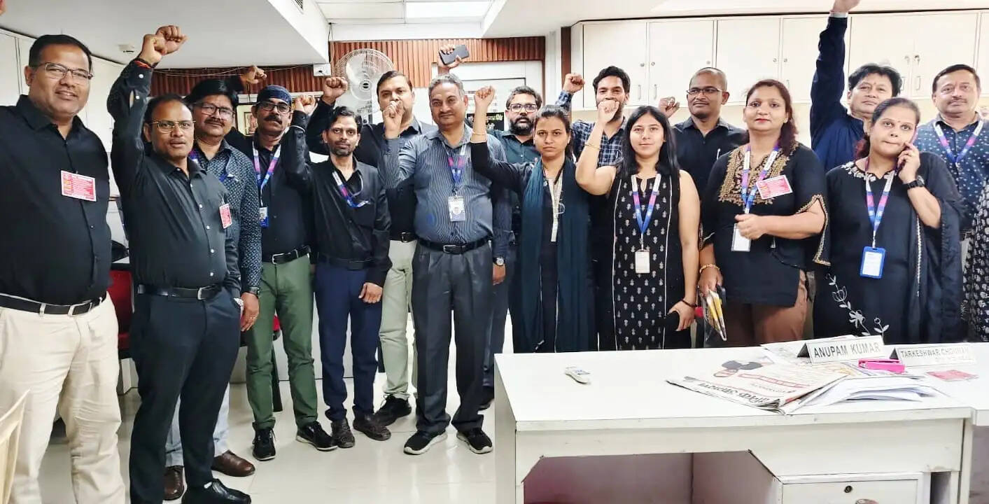 बैंक पदाधिकारियों व कार्यकर्ताओं ने मांगों को लेकर&nbsp;काले कपड़ों में किया कार्य
