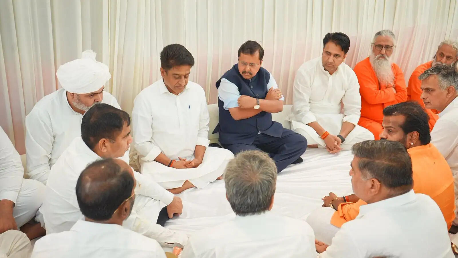 नितिन नवीन ने नरेश चौधरी चहल के आवास पर पहुंचकर दी श्रद्धांजलि