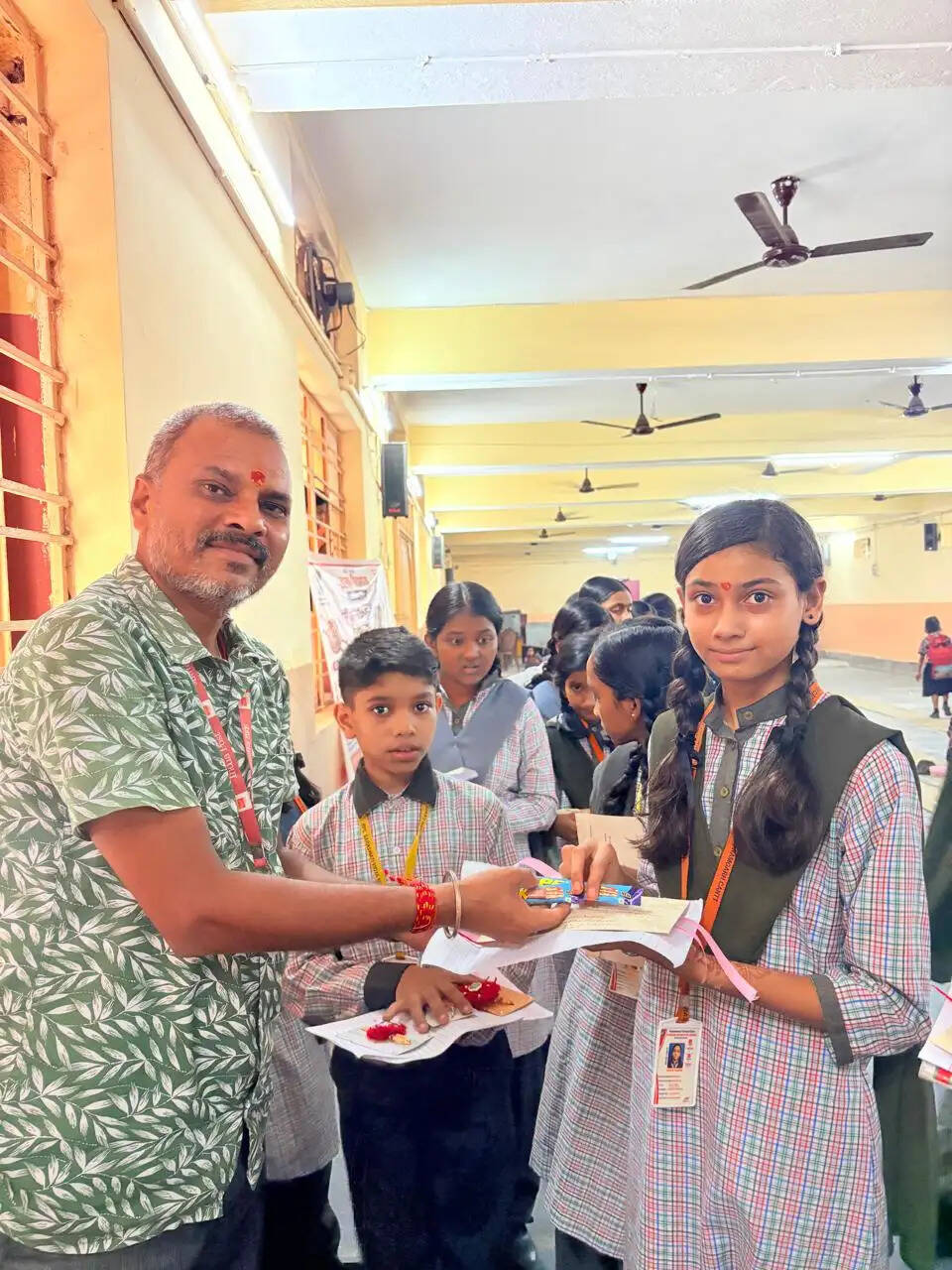 सरस्वती विद्या मंदिर में राखी बनाओ प्रतियोगिता आयोजित