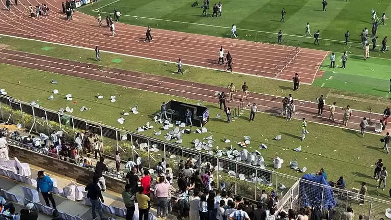 अव्यवस्था के बीच कार्यक्रम छोड़ लौटे दिग्गज फुटबॉलर, दर्शकों ने मैदान में फेंका बोतल-फाड़े बैनर