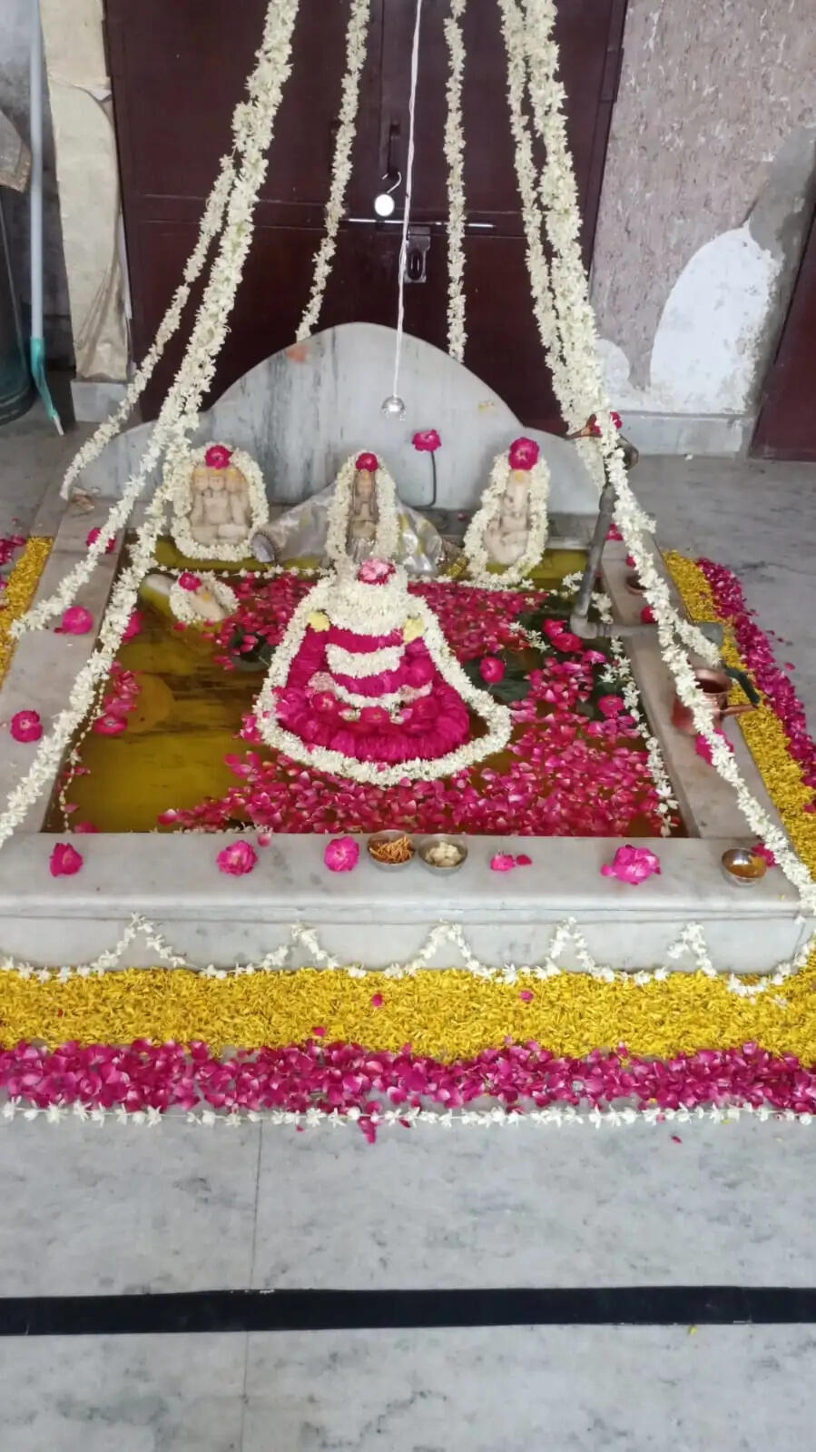 गंगा दशहरा पर मंदिरों में सजी फूल बंगले और गंगावतरण की झांकियां