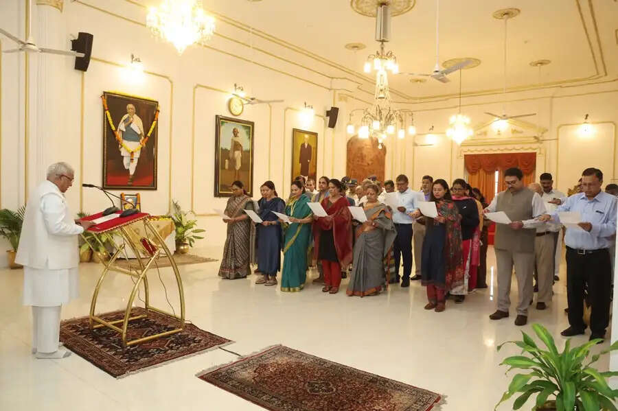 राज्यपाल पटेल ने अधिकारियों-कर्मचारियों को दिलाई राष्ट्रीय एकता दिवस पर शपथ