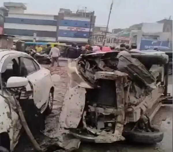 भोपाल&nbsp;में रोड रैश का हंगामा, तीन कारों ने कई वाहनों को मारी टक्कर, स्कूल स्टाफ से विवाद