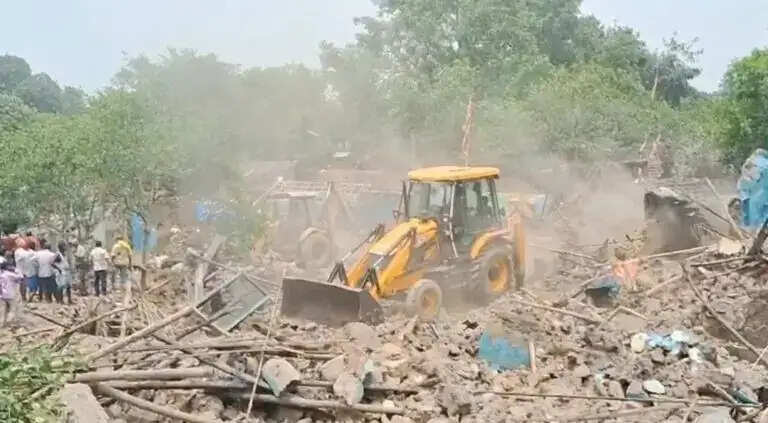 कुल्टी में रेलवे की जमीन पर फिर चला बुलडोजर