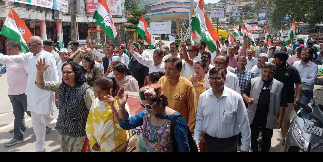 राहुल गांधी के खिलाफ दर्ज एफआईआर के खिलाफ, मंडी में कांग्रेस का विरोध प्रदर्शन