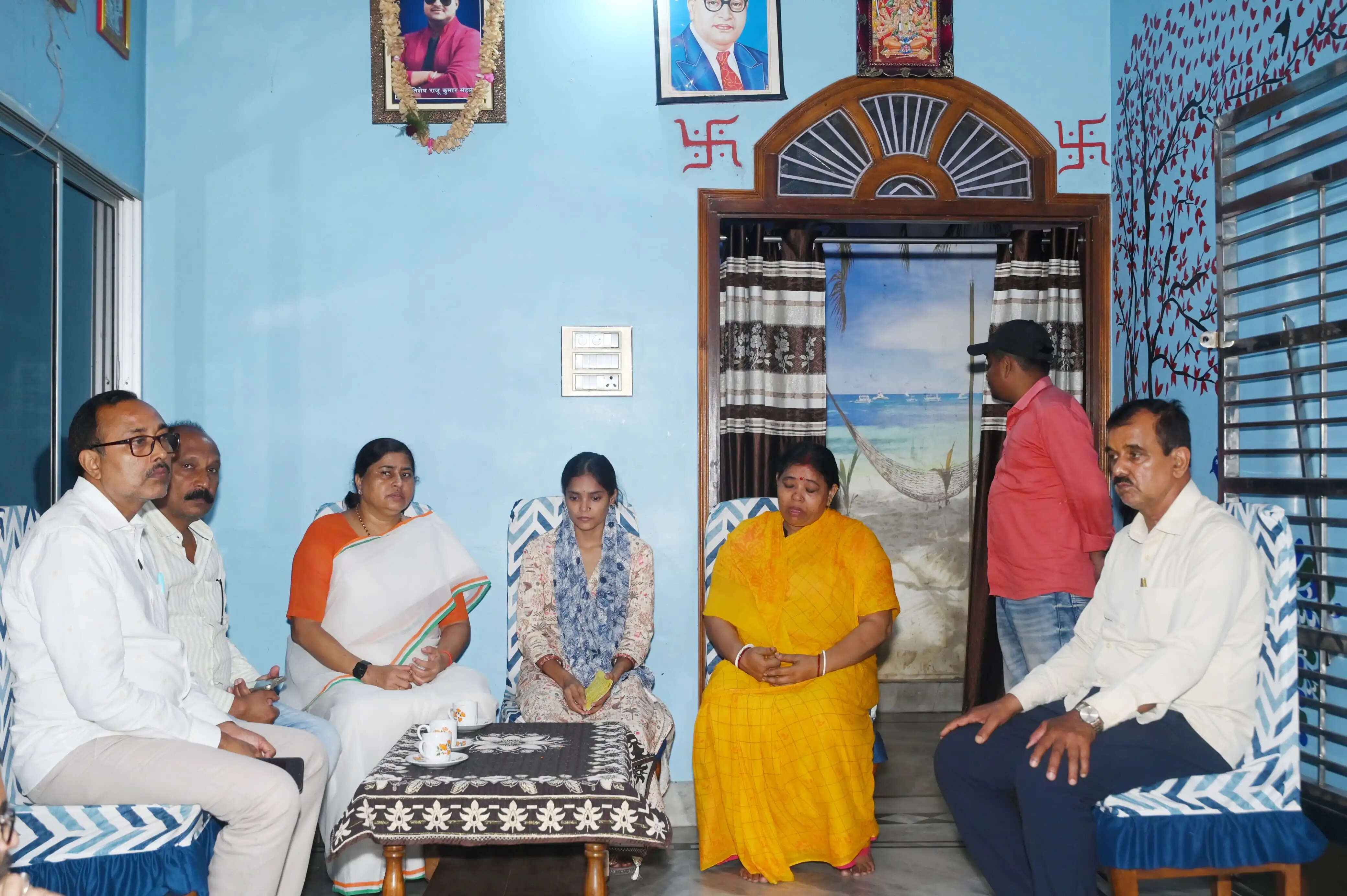 मंत्री लेशी सिंह ने स्व राजू मंडल के परिवार को जदयू की तरफ से दिया पांच लाख का चेक