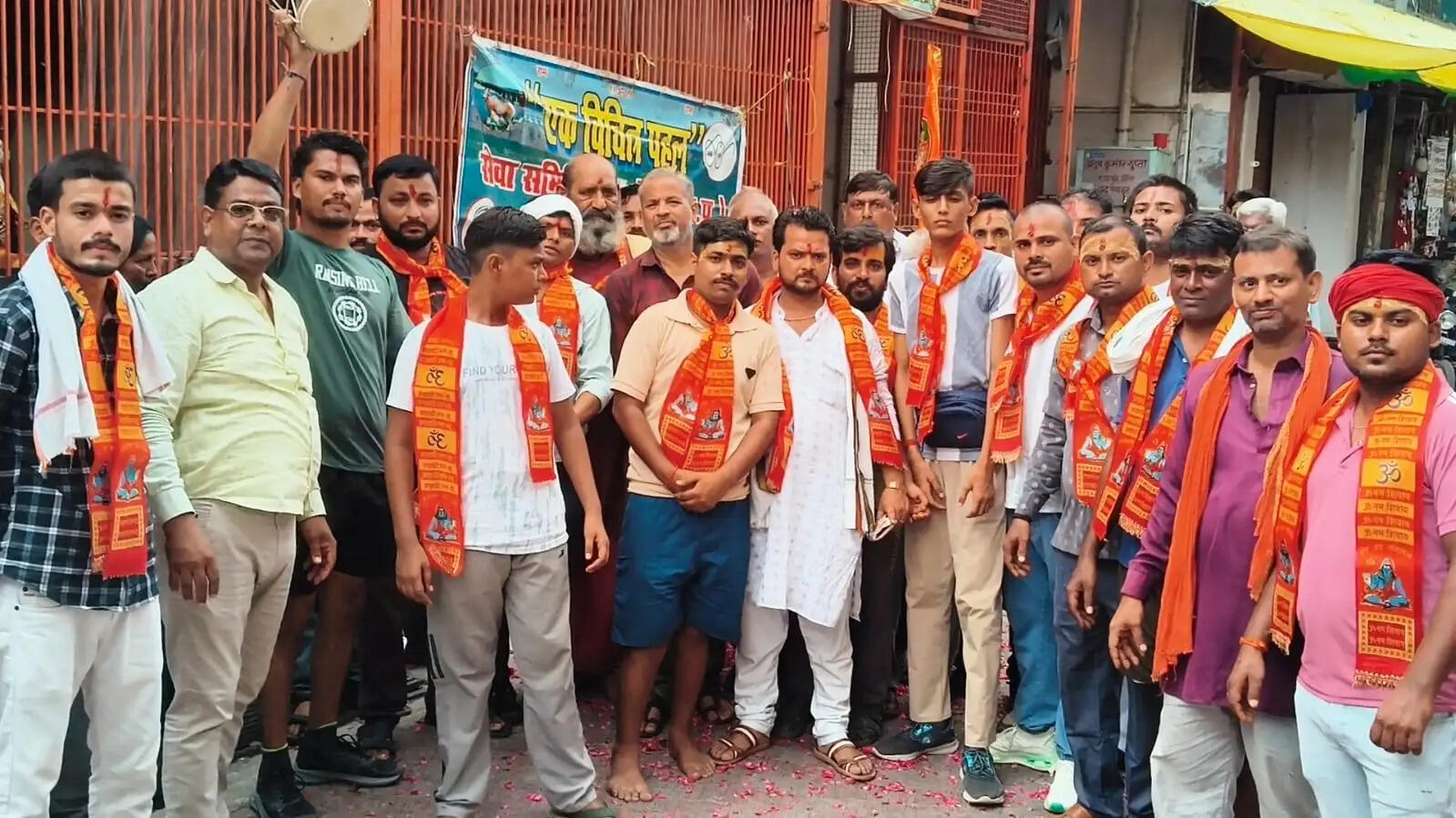 बिठूर रवाना हुए प्रथम डाक कांवड़ यात्री, सेवा समिति ने पुष्पवर्षा कर किया स्वागत