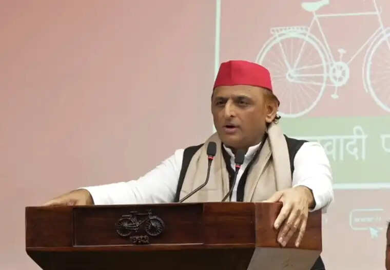 सपा सरकार बनने पर लोकतंत्र सेनानियों को मिलेगी 51 हजार की सम्मान राशि : अखिलेश यादव