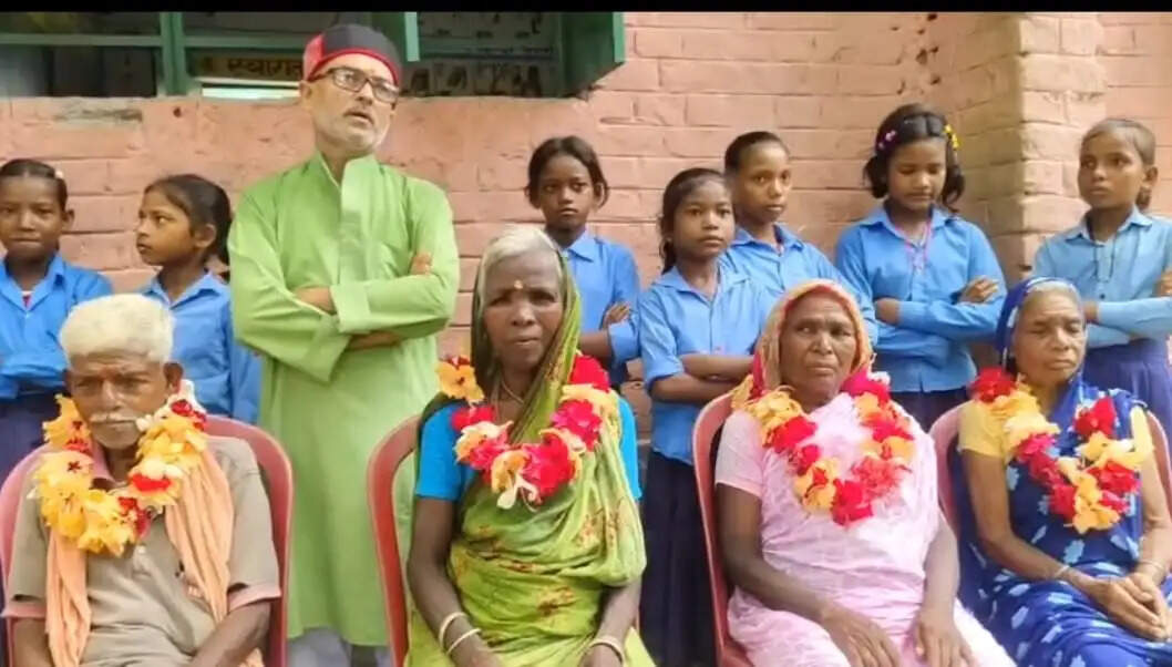 विश्व वरिष्ठ नागरिक दिवस पर बुजुर्ग आदिवासियों का किया गया सम्मान