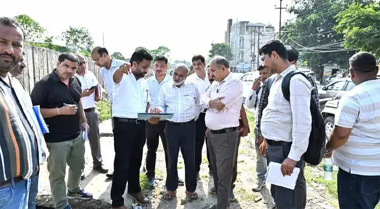 निर्माणाधीन फुटपाथ का तकनीकी निरीक्षण, गुणवत्ता और एलाइनमेंट दुरुस्त रखने के निर्देश