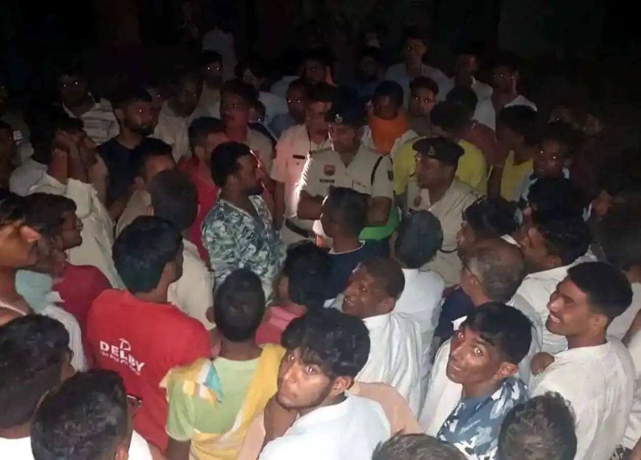 बिजली संकट से परेशान ग्रामीणों ने हांसी-बरवाला रोड किया जाम