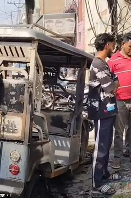 कैथल: बंद दुकान में आग से पांच लाख का सामान राख, ई-रिक्शा व तीन रेहड़ियां भी जली