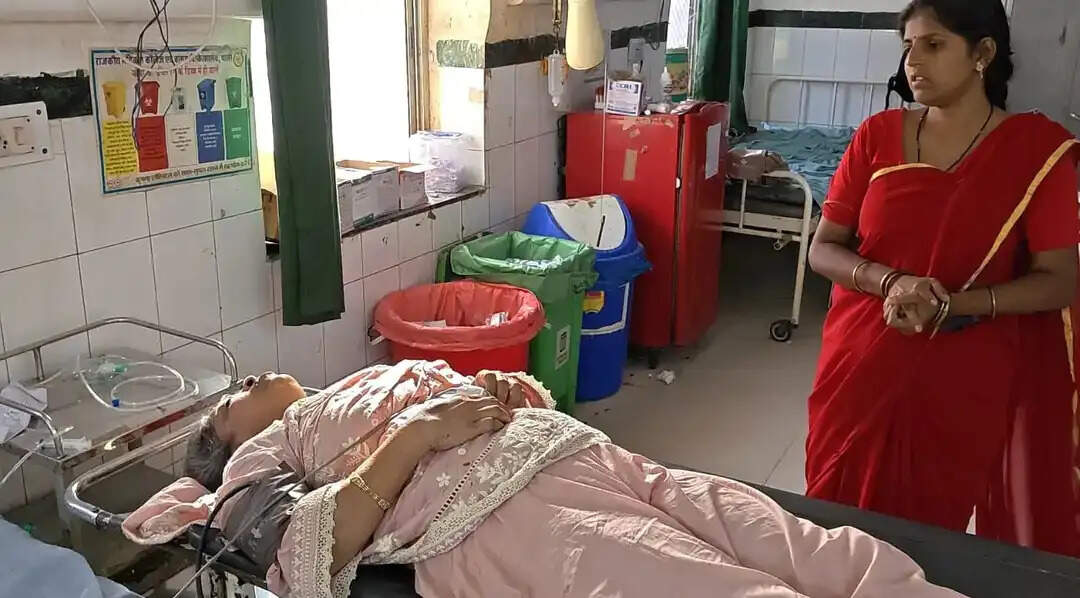 बेकाबू कार डिवाइडर पार कर खाई में पलटी, दो की मौत, महिला घायल