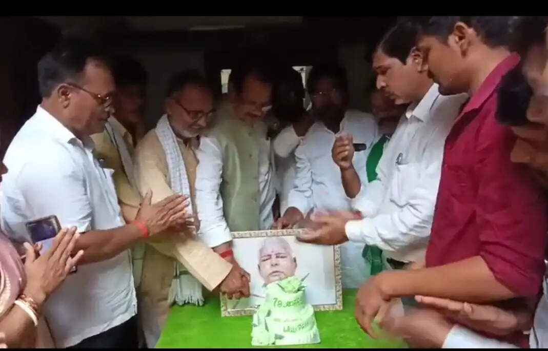 राजद जिला कमिटी ने मनाया लालू प्रसाद का जन्मदिन