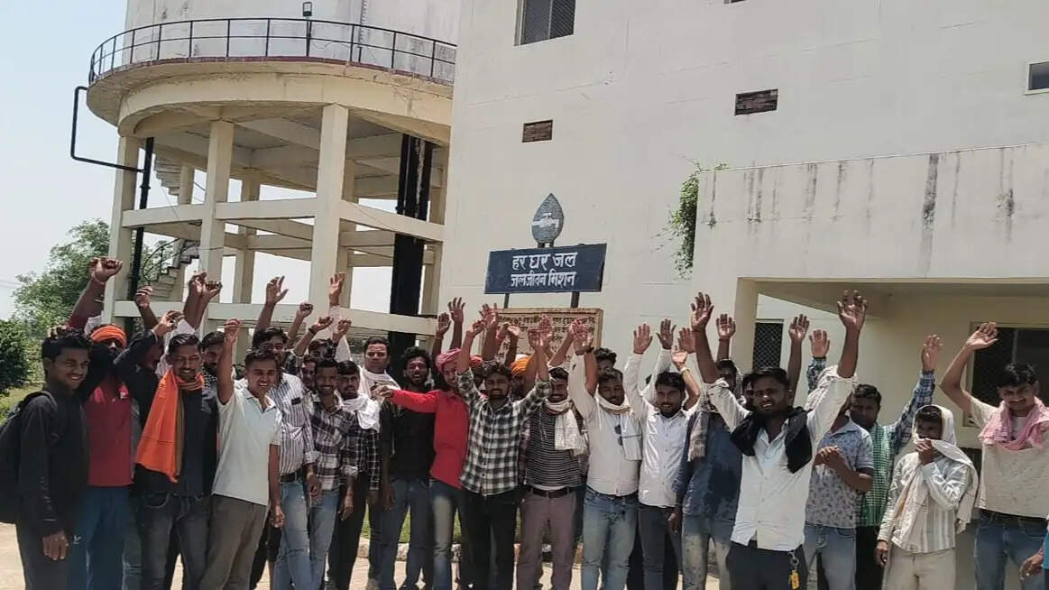 वेतन बढ़ोतरी की मांग को लेकर संविदाकर्मियों का प्रदर्शन