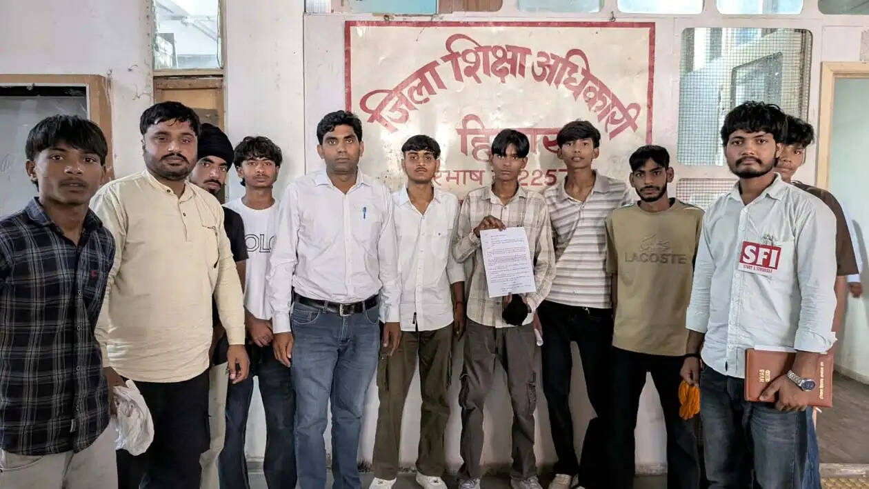 हिसार : दुर्जनपुर के पीएम श्री स्कूल में चार विषयों के शिक्षक नहीं, विद्यार्थियों की पढ़ाई प्रभावित
