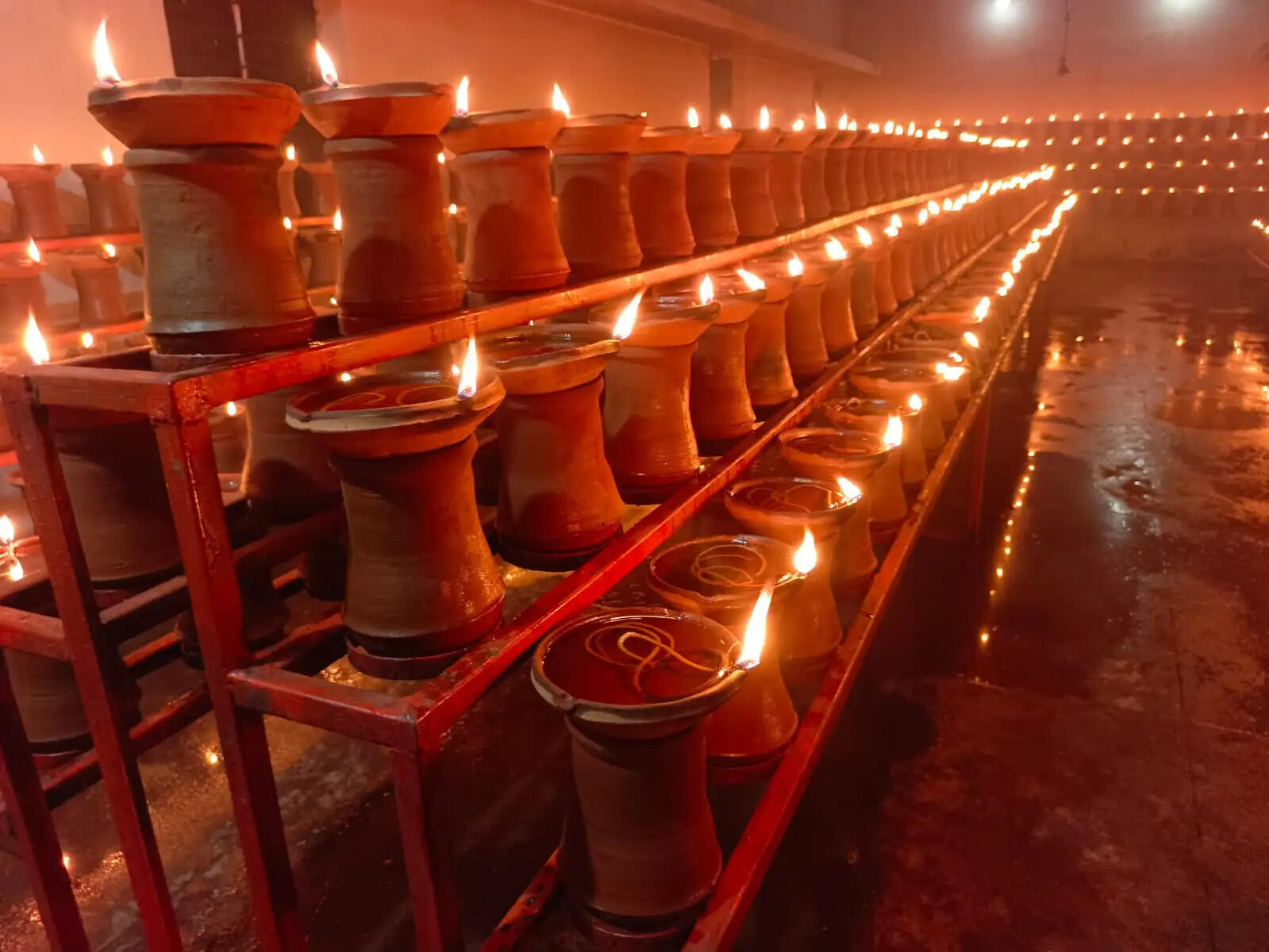 देवी मंदिरों में जली आस्था की ज्योति, श्रद्धालुओं की उमड़ी भीड़