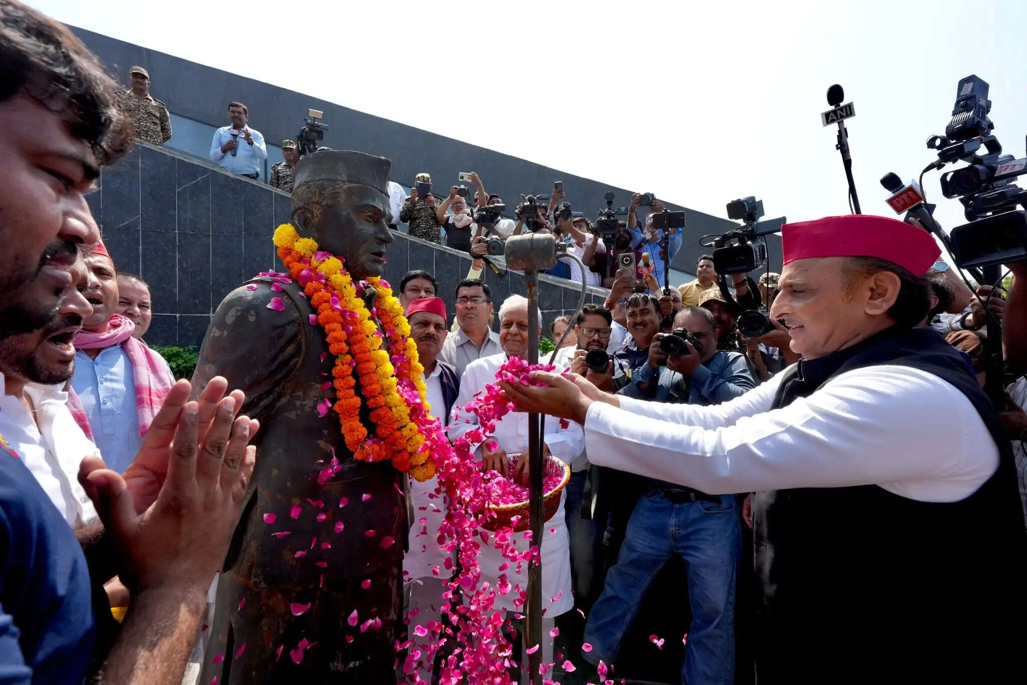 जेपी की जयंती पर अखिलेश यादव का याेगी सरकार पर निशाना, बोले- पैसे की खनक के आगे विचार बेच दिए