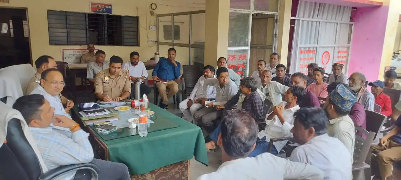 हमीरपुर : 21वीं सदी की सुविधाओं को लेकर चार गावों के लोग पहुंचे थाने